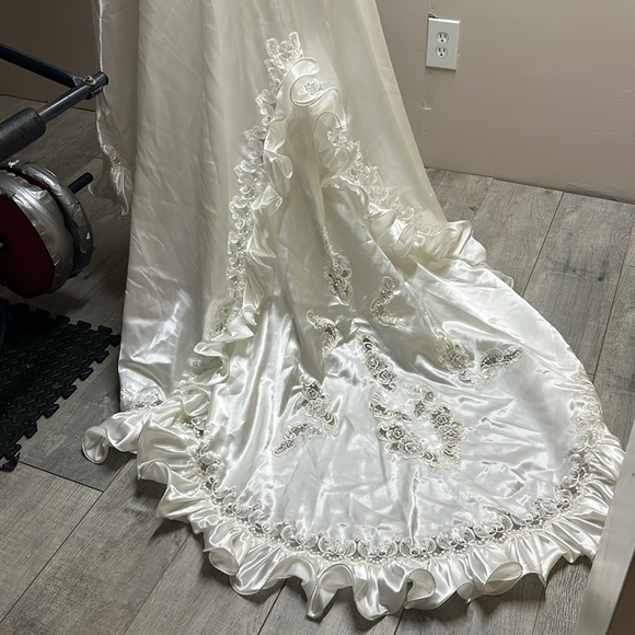 Vintage Alfred Angelo Beautiful Sequined Full Length Puff Sleeved Wedding Gown. - Picture 15 of 17